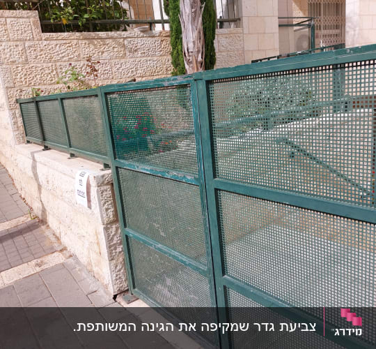 צביעת שער ומעקה מתכת ירוקים בכניסה לחצר בית